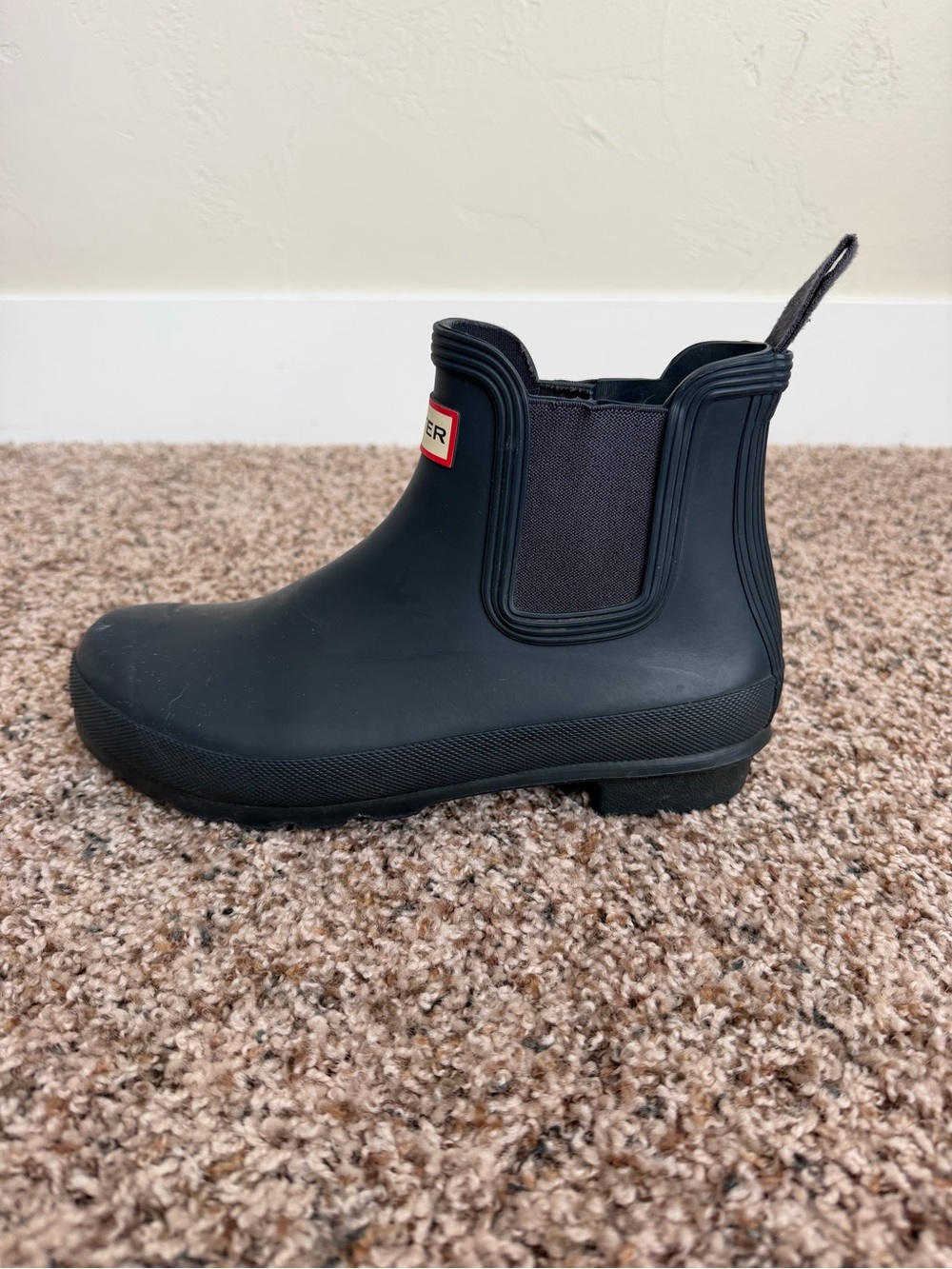 HUNTER Women’s Original Chelsea Matte Rain Boots in Navy Blue, size 8